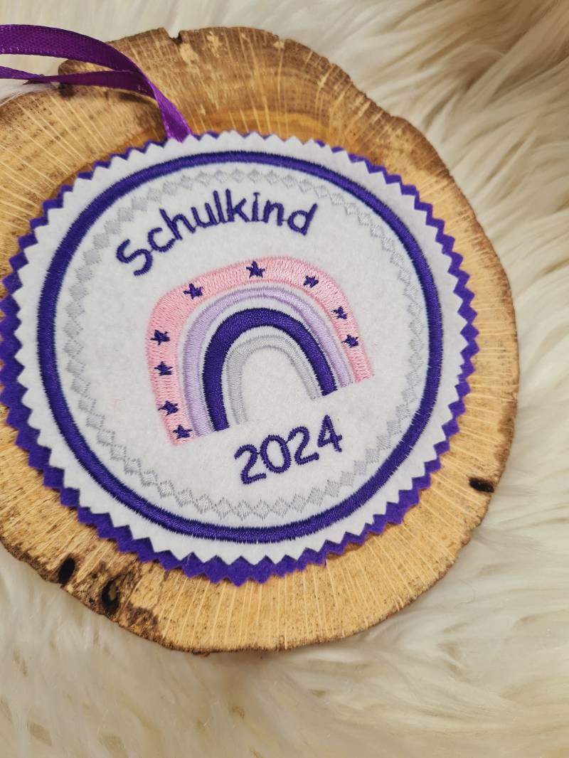 Regenbogen Sterne. Individuell Gestickter Button Für Die Schultüte Oder Büchertasche Regenbogen Sterne. Individuell Gestickter Button Für Die Schultüte Oder Büchertasche von Scottonmade