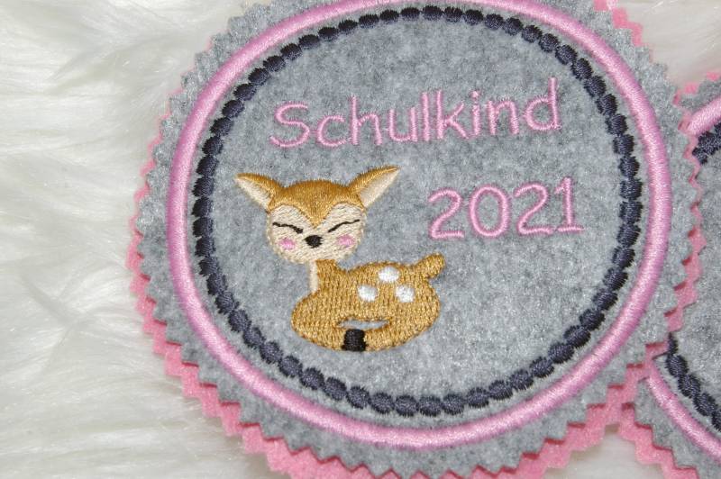 Reh. Individuell Gestickter Button Für Die Schultüte Oder Büchertasche Reh. Individuell Gestickter Button Für Die Schultüte Oder Büchertasche von Scottonmade