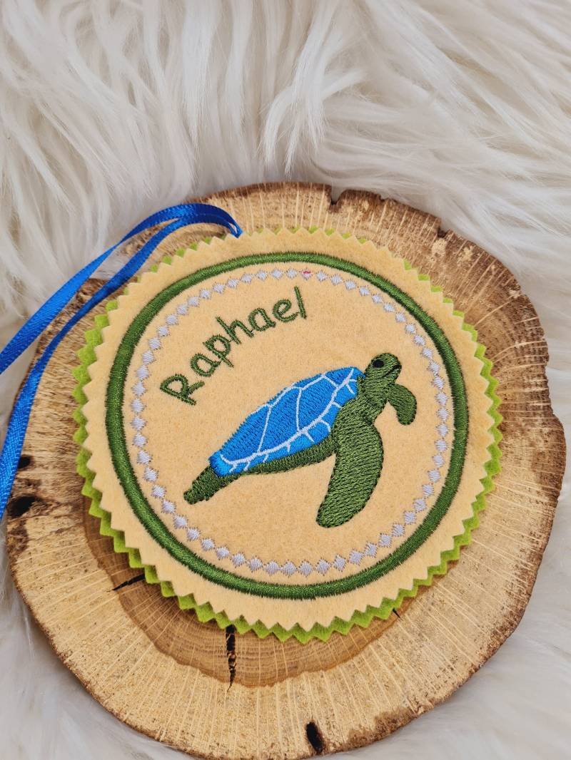 Schildkröte. Individuell Gestickter Button Für Die Schultüte Oder Büchertasche von Scottonmade
