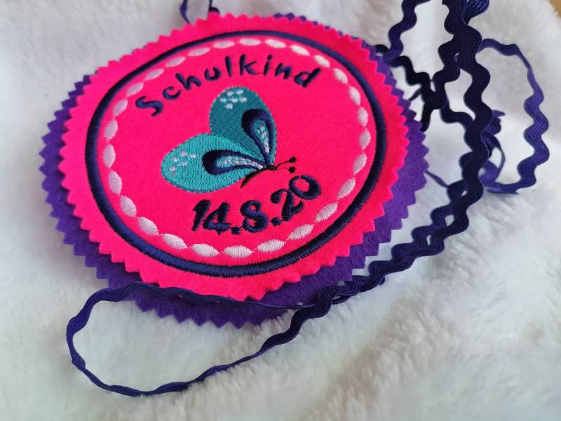 Schmetterling. Individuell Gestickter Button Für Die Schultüte Oder Büchertasche Schmetterling. Individuell Gestickter Button Für Die Schultüte Oder Büchertasche von Scottonmade