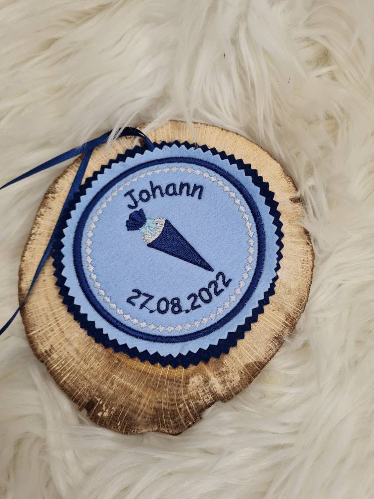 Schultüte. Individuell Gestickter Button Für Die Schultüte Oder Büchertasche Schultüte. Individuell Gestickter Button Für Die Schultüte Oder Büchertasche von Scottonmade