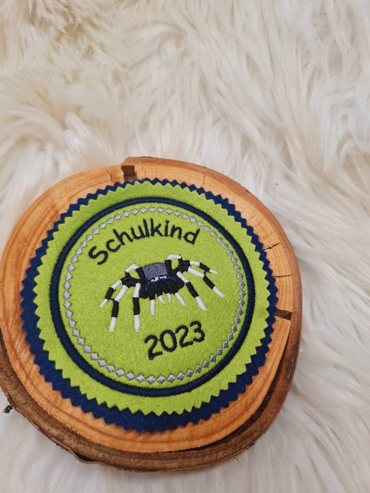 Spinne. Individuell Gestickter Button Für Die Schultüte Oder Büchertasche Spinne. Individuell Gestickter Button Für Die Schultüte Oder Büchertasche von Scottonmade