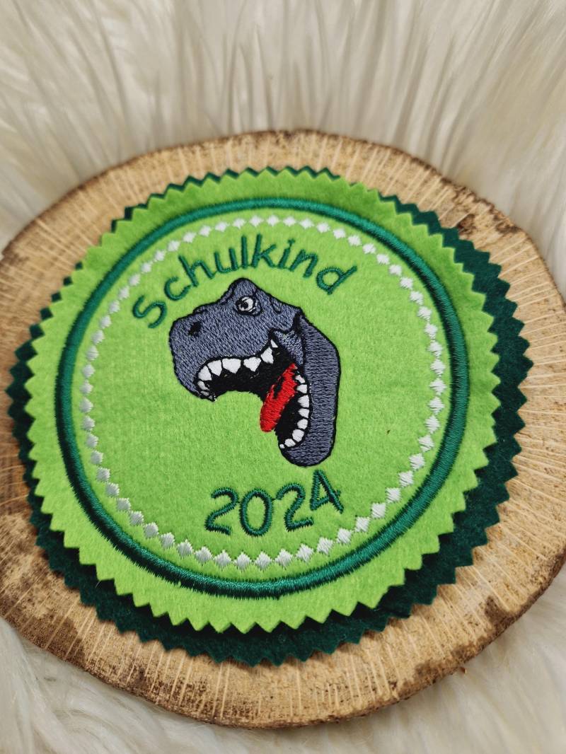 T-Rex. Individuell Gestickter Button Für Die Schultüte Oder Büchertasche T-Rex. Individuell Gestickter Button Für Die Schultüte Oder Büchertasche von Scottonmade