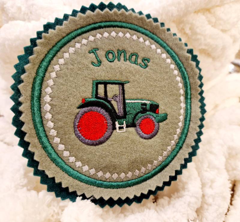 Traktor Bulldog. Individuell Gestickter Button Für Die Schultüte Oder Büchertasche Traktor Bulldog. Individuell Gestickter Button Für Die Schultüte Oder Büchertasche von Scottonmade