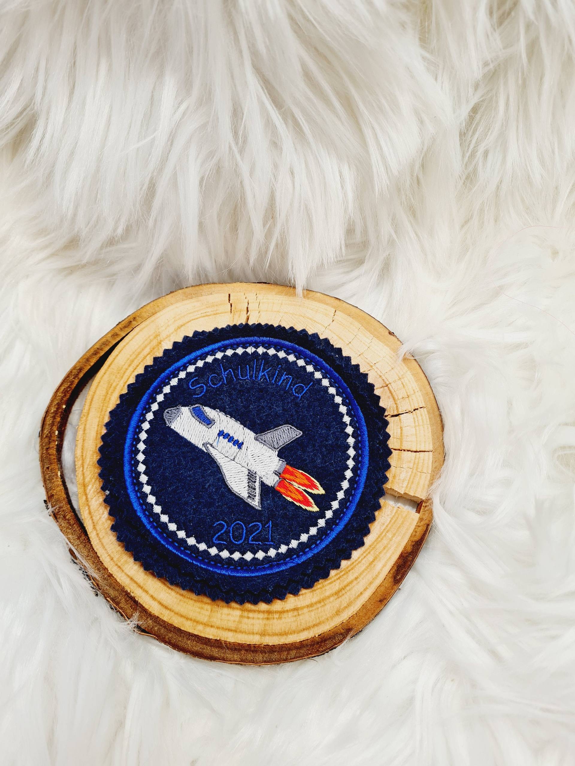 Weltraumshuttle. Individuell Gestickter Button Für Die Schultüte Oder Büchertasche Weltraumshuttle. Individuell Gestickter Button Für Die Schultüte Oder Büchertasche von Scottonmade