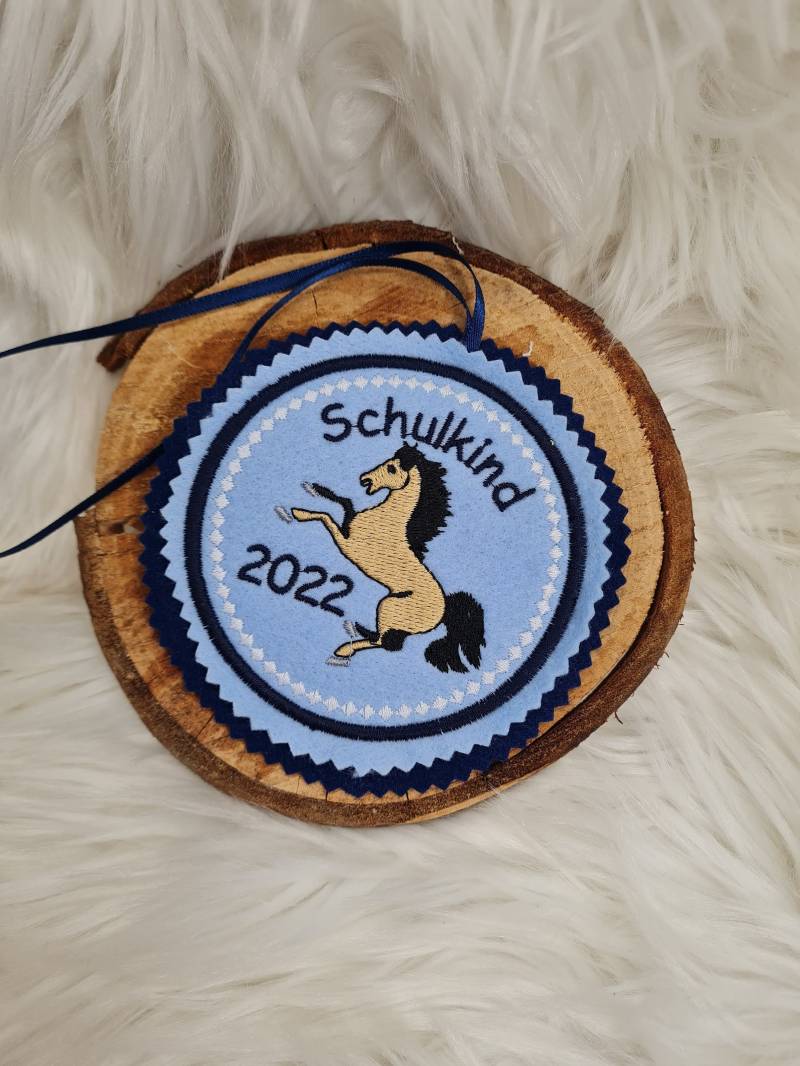 steigendes Pferd. Individuell Gestickter Button Für Die Schultüte Oder Büchertasche steigendes Pferd. Individuell Gestickter Button Für Die Schultüte Oder Büchertasche von Scottonmade