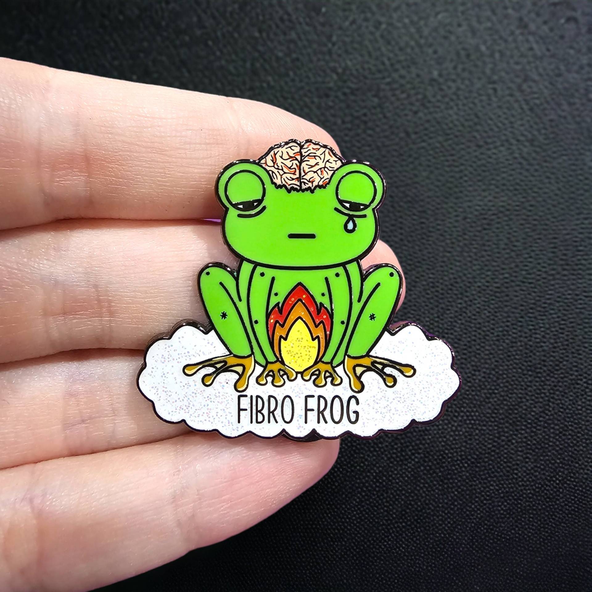 Fibro Frosch Emaille Pin Fibromyalgie Bewusstsein, Geschenk Für Unsichtbare Krankheiten Fibro Frosch Emaille Pin Fibromyalgie Bewusstsein, Geschenk Für Unsichtbare Krankheiten von ScrambledMegDesigns