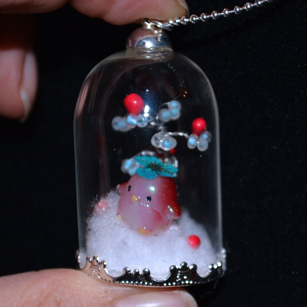 Globus Glas Anhänger Kragen "Pingouin, Zauberwald" Globus Glas Anhänger Kragen "Pingouin, Zauberwald" von ScrapandDesign