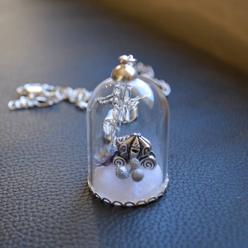 Globus Glas Anhänger Kragen "Prinzessin Kutsche" Globus Glas Anhänger Kragen "Prinzessin Kutsche" von ScrapandDesign