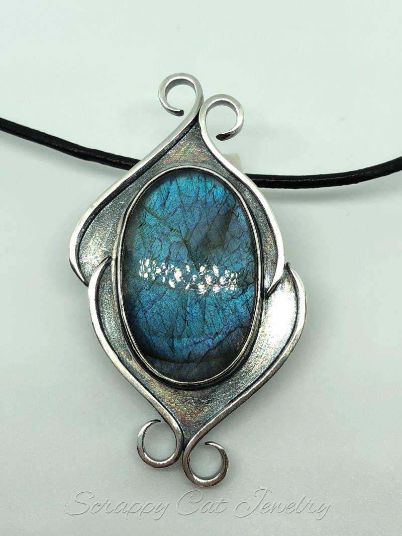Blauer Flash Labradorit in Sterling Silber Anhänger Blauer Flash Labradorit in Sterling Silber Anhänger von ScrappyCatJewelry