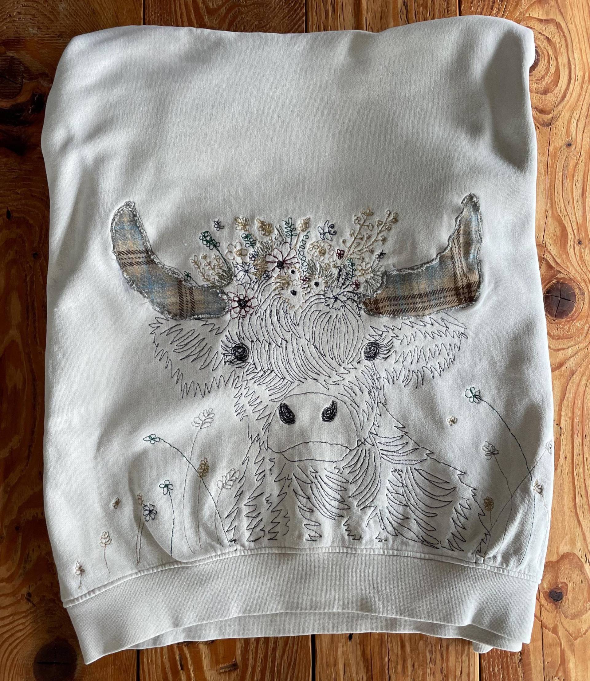 Upcycled Sweatshirt With Highland Cow Pattern Upcycled Sweatshirt With Highland Cow Pattern von ScrappyStitchy
