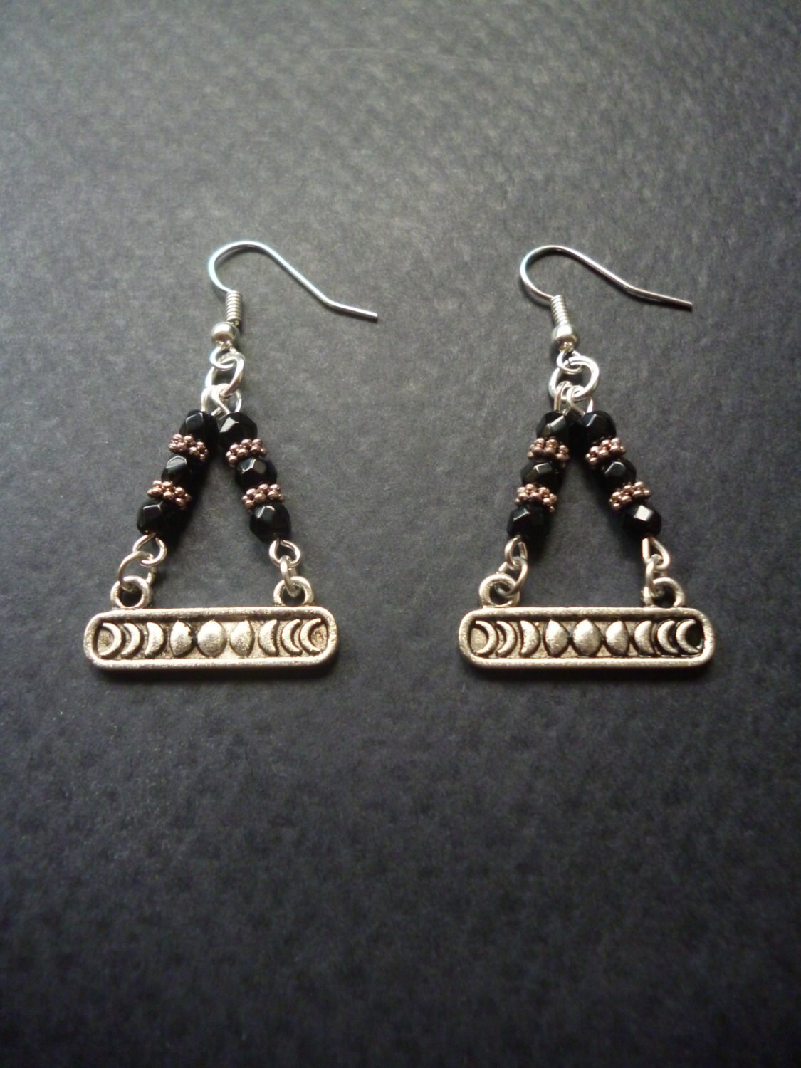 Mondphasenohrringe Wicca Pagan Schmuck Mit Schwarzen Perlen Mondphasenohrringe Wicca Pagan Schmuck Mit Schwarzen Perlen von ScreaminVixenDesigns