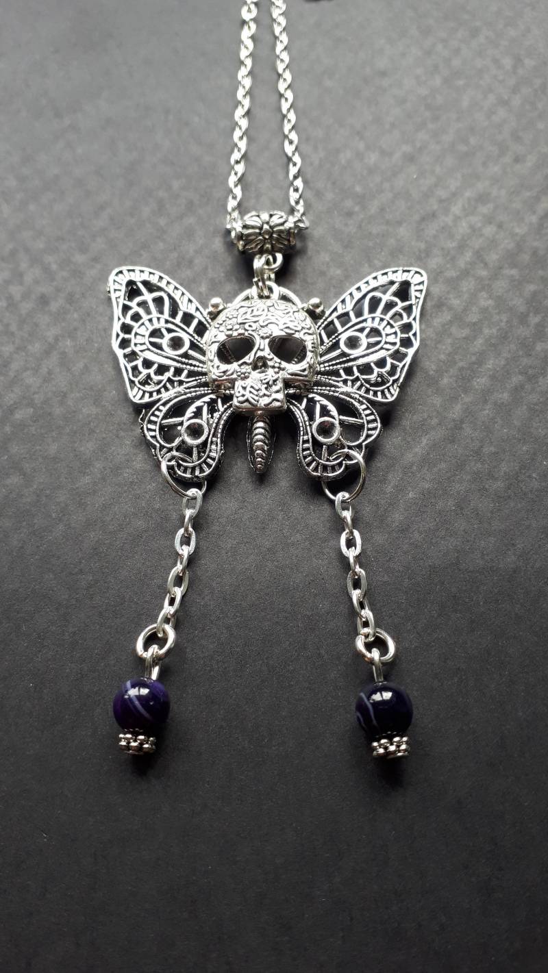 Schmetterling Schädel Anhänger Filigrane Geflügelte Halskette Mit Achat Perlen von ScreaminVixenDesigns