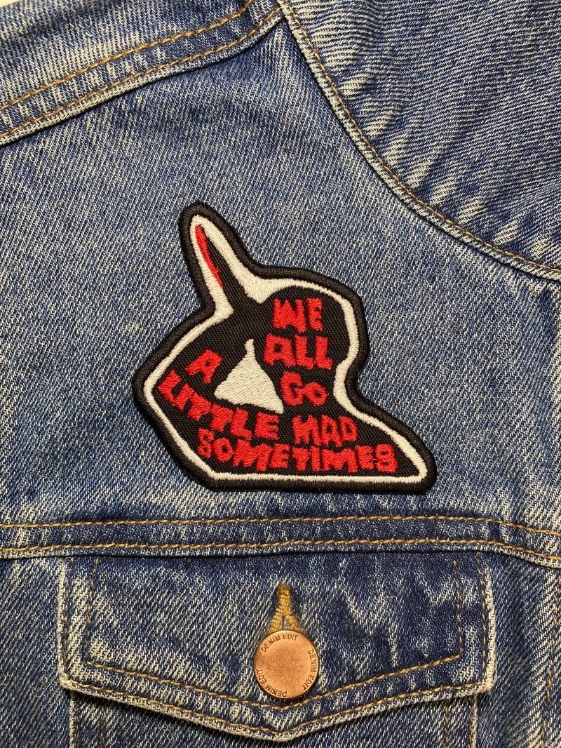 We All Go A Little Mad Aufnäher Zum Aufbügeln von Screen13Shop