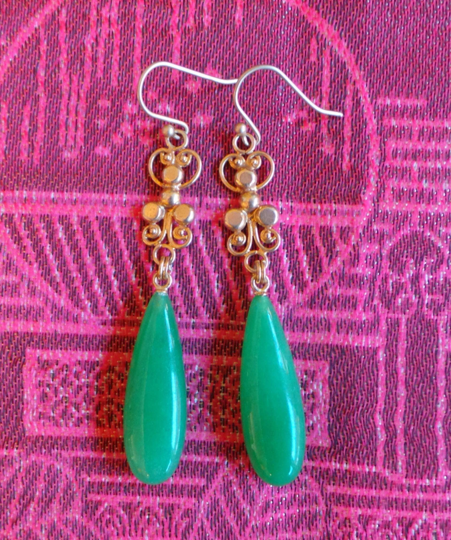 Jadegrüne Chalcedon Tropfen Mit Vergoldeten Schnörkeln Und Ohrsteckern Jadegrüne Chalcedon Tropfen Mit Vergoldeten Schnörkeln Und Ohrsteckern von ScreenGems333