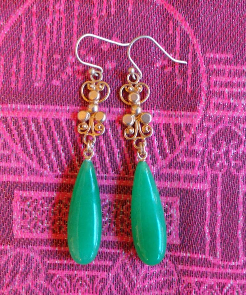 Jadegrüne Chalcedon Tropfen Mit Vergoldeten Schnörkeln Und Ohrsteckern Jadegrüne Chalcedon Tropfen Mit Vergoldeten Schnörkeln Und Ohrsteckern von ScreenGems333