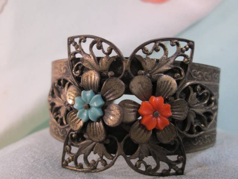 Vintage Armband Mit Blumenperlen Filigrane Detaillierung, Kupfer Manschette Vintage Armband Mit Blumenperlen Filigrane Detaillierung, Kupfer Manschette von ScreenGems333