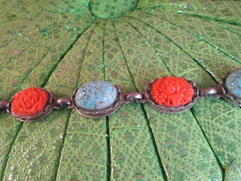 Vintage Glasstein Armband, Türkis Skarabäus Und Geschnitzte Koralle Cabochons in Dunkel Silbernen Metallfassungen von ScreenGems333