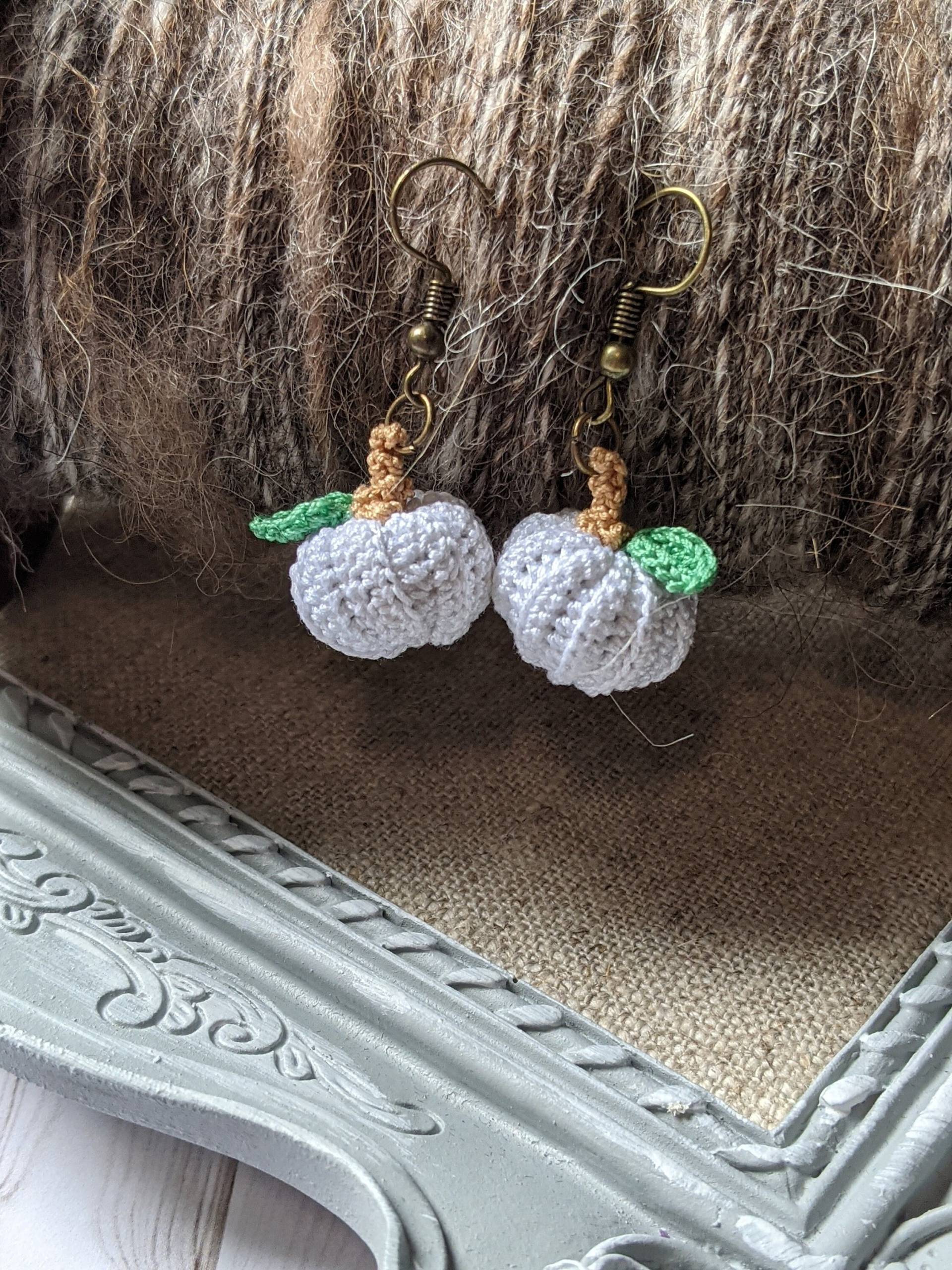 Weiße Kürbis Ohrringe | Cottagecore Micro Gehäkelte Kleine Handgemachte Weiße Weiße Kürbis Ohrringe | Cottagecore Micro Gehäkelte Kleine Handgemachte Weiße von ScribblesKnotsShop