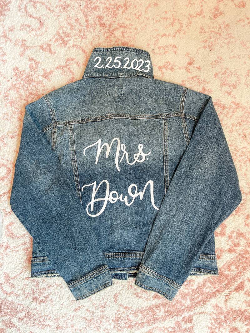 Lettering Only Braut Individuelle Jeansjacke von ScriptedSwirlsDesign