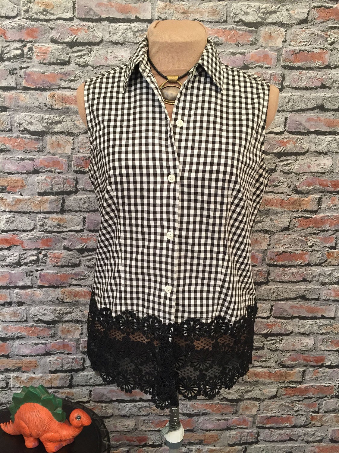 Baumwolle Schwarz Weiß Gingham Bluse Mit Vintage Schwarzer Spitze Saum Größe 12 Baumwolle Schwarz Weiß Gingham Bluse Mit Vintage Schwarzer Spitze Saum Größe 12 von ScrumpdiddlyDesigns