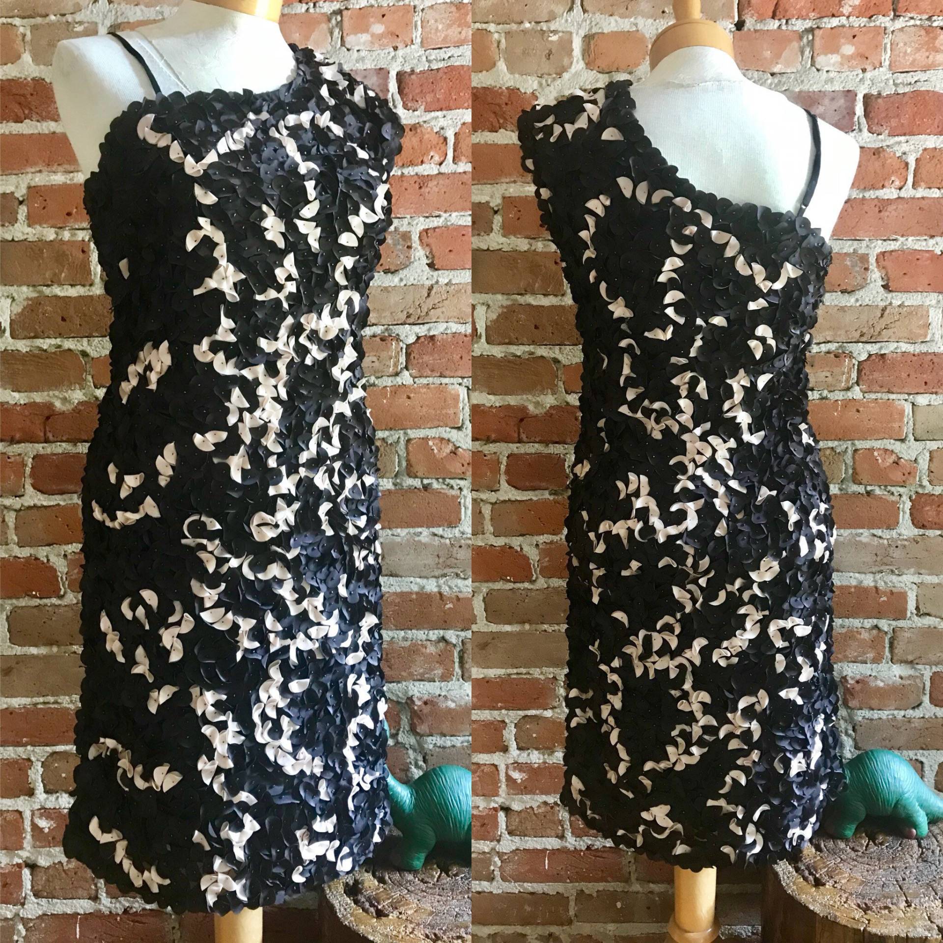 Jahrgang Nwt Yoana Baraschi Schulter Cocktail Abendkleid, Größe 6, Entwerfer Blumen & Perlen Applikationen Kleid, Hergestellt in Indien Jahrgang Nwt Yoana Baraschi Schulter Cocktail Abendkleid, Größe 6, Entwerfer Blumen & Perlen Applikationen Kleid, Hergestellt in Indien von ScrumpdiddlyDesigns