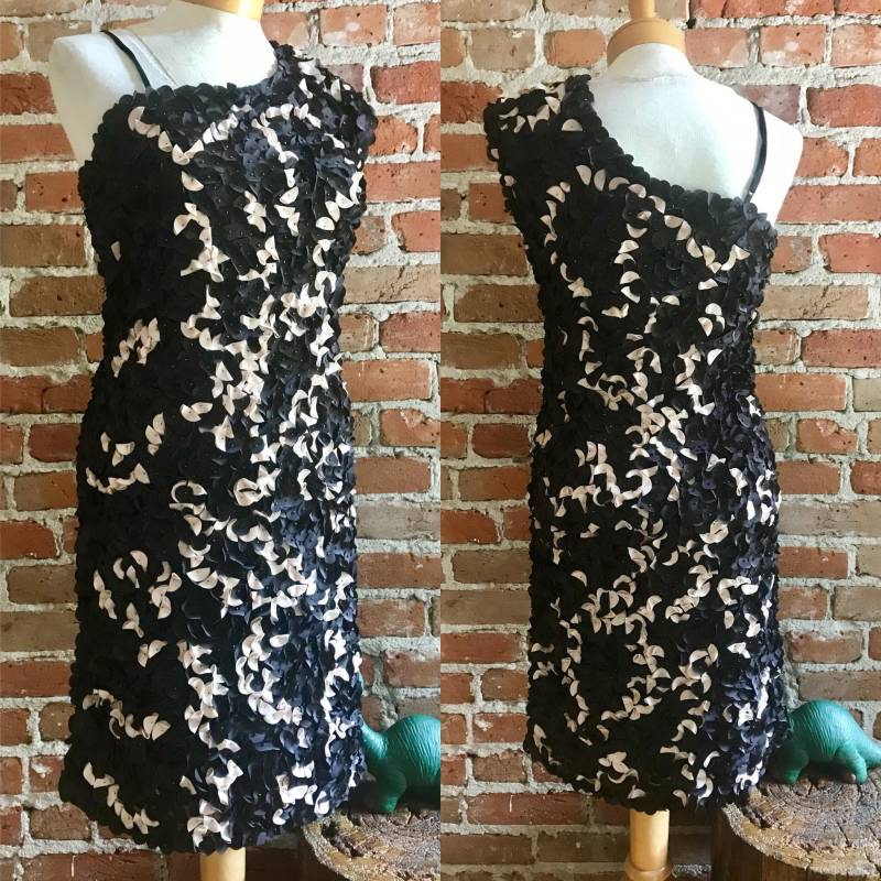 Jahrgang Nwt Yoana Baraschi Schulter Cocktail Abendkleid, Größe 6, Entwerfer Blumen & Perlen Applikationen Kleid, Hergestellt in Indien Jahrgang Nwt Yoana Baraschi Schulter Cocktail Abendkleid, Größe 6, Entwerfer Blumen & Perlen Applikationen Kleid, Hergestellt in Indien von ScrumpdiddlyDesigns