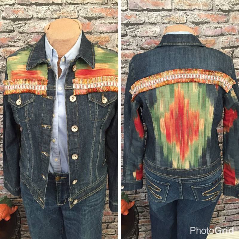 Upcycled Dark Wash Denim Jacke Mit Azteken Akzenten Größe Medium Upcycled Dark Wash Denim Jacke Mit Azteken Akzenten Größe Medium von ScrumpdiddlyDesigns