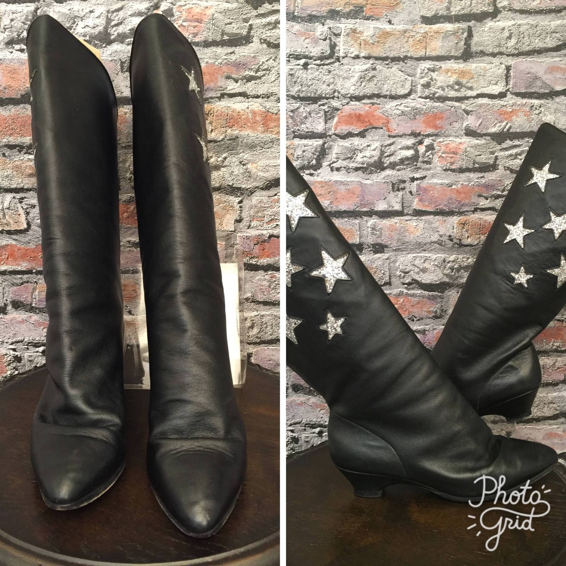 Vintage 1980Er Kid Leather Black Slouch Boots Mit Sechs Pave Silver Stars Größe 5-1/2 Vintage 1980Er Kid Leather Black Slouch Boots Mit Sechs Pave Silver Stars Größe 5-1/2 von ScrumpdiddlyDesigns
