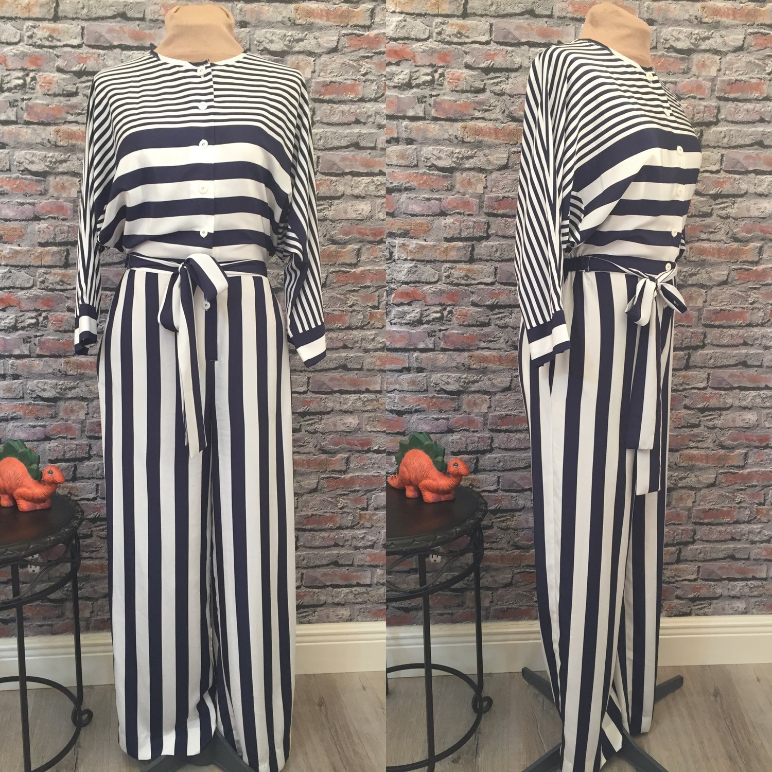 Vintage 1980Er Mollie Parnis Navy Blau Gestreifter Jumpsuit Größe Medium Vintage 1980Er Mollie Parnis Navy Blau Gestreifter Jumpsuit Größe Medium von ScrumpdiddlyDesigns