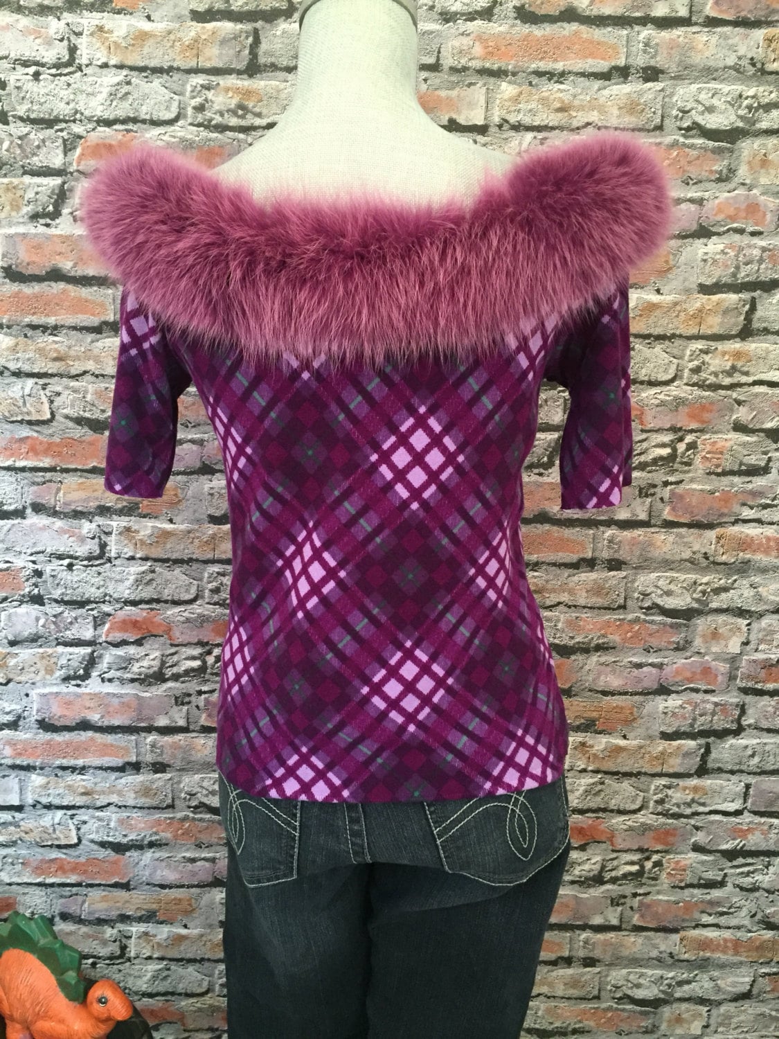 Vintage Bluemarine Lila Fuchsbesatz Karierter Argyle Pullover Italien 44 Usa 8 Vintage Bluemarine Lila Fuchsbesatz Karierter Argyle Pullover Italien 44 Usa 8 von ScrumpdiddlyDesigns