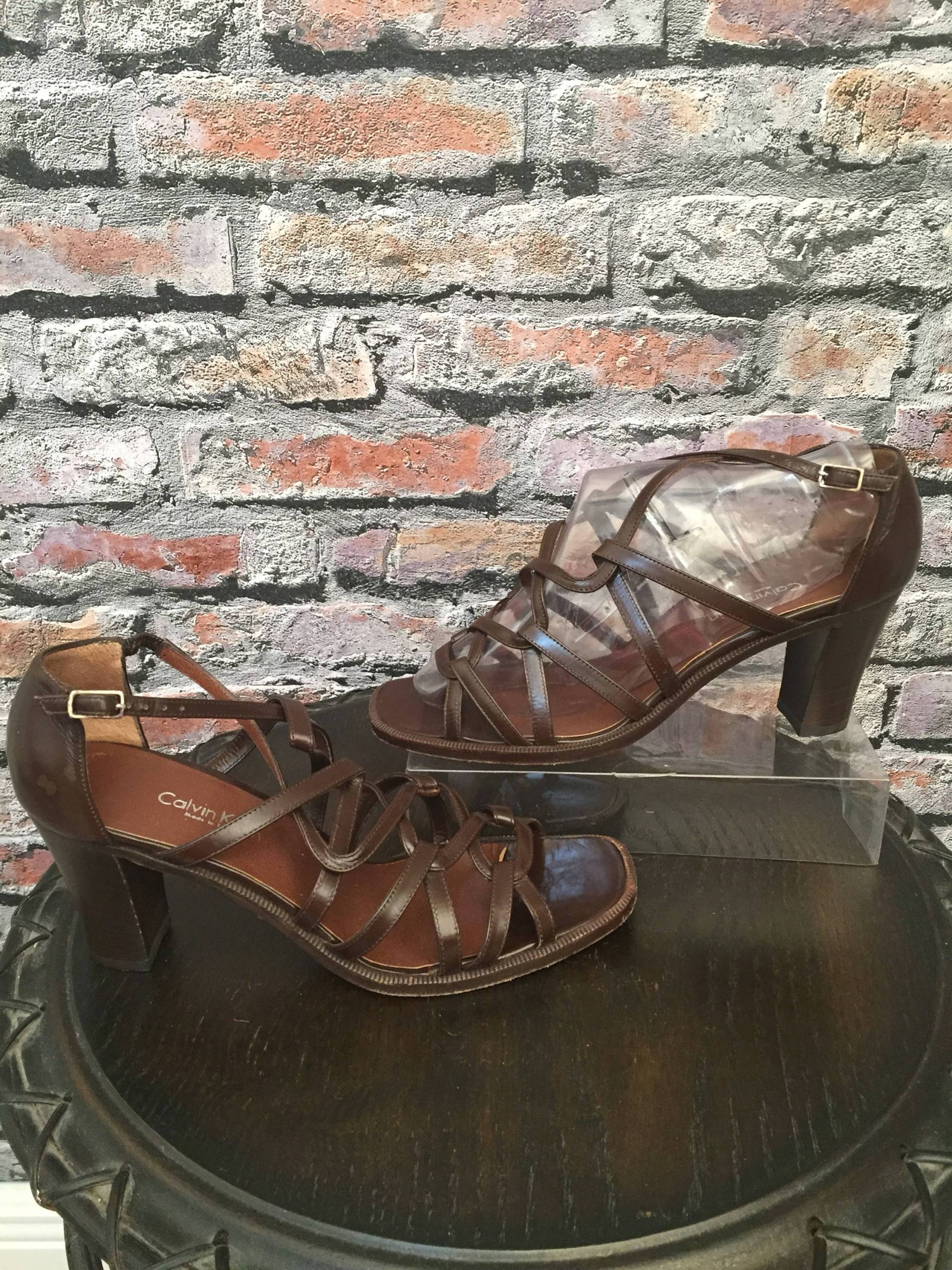 Vintage Calvin Klein 1980 Braune Leder Riemchen Sandalen Stapel Absatz Größe 5 1/2 B Vintage Calvin Klein 1980 Braune Leder Riemchen Sandalen Stapel Absatz Größe 5 1/2 B von ScrumpdiddlyDesigns