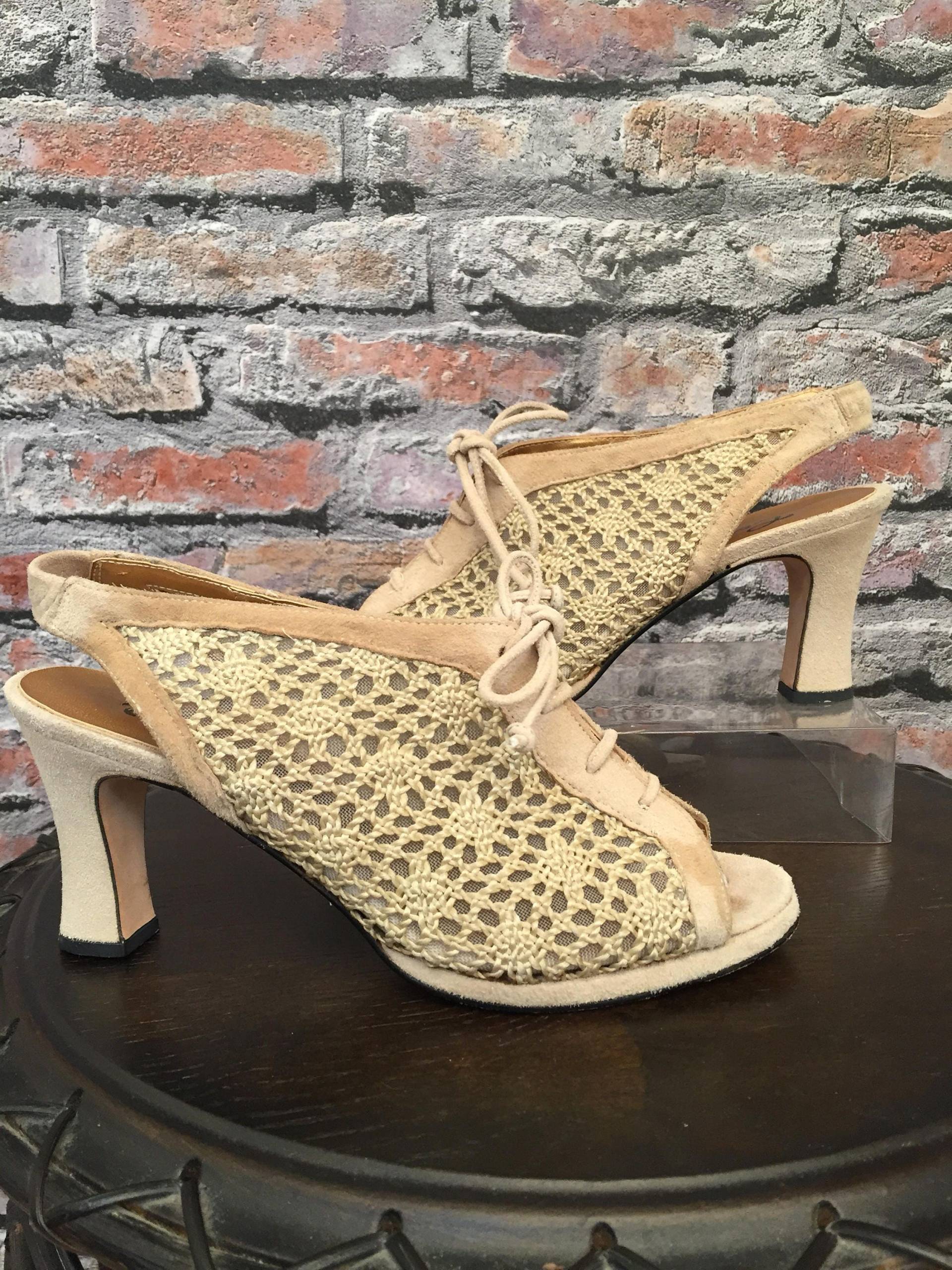 Vintage Coup D'etat Beige Wildleder & Gehäkelte Peep Toe Sling Back Schnürschuhe Größe 6 Vintage Coup D'etat Beige Wildleder & Gehäkelte Peep Toe Sling Back Schnürschuhe Größe 6 von ScrumpdiddlyDesigns