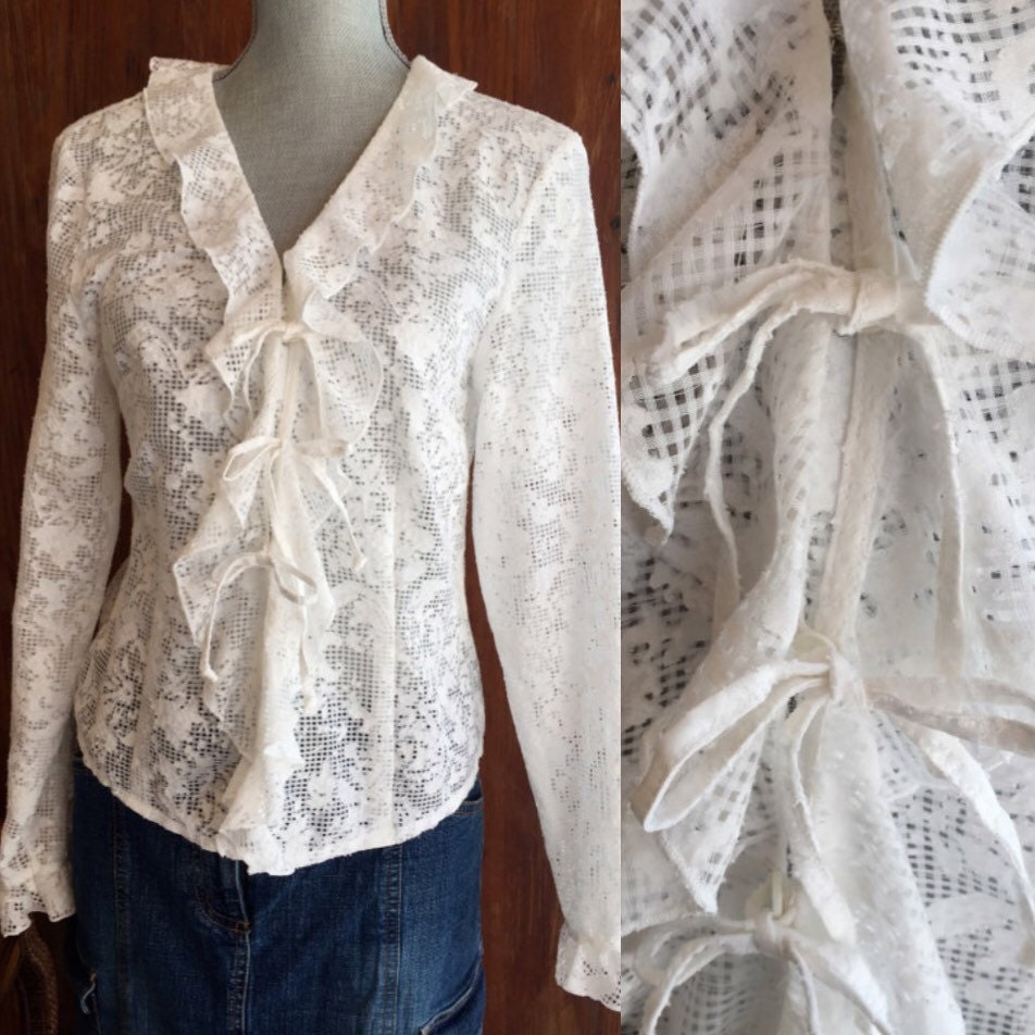 Vintage Designer Tuzzi Weiße Rüschenbluse Mit Blumenspitze. Größe S Vintage Designer Tuzzi Weiße Rüschenbluse Mit Blumenspitze. Größe S von ScrumpdiddlyDesigns