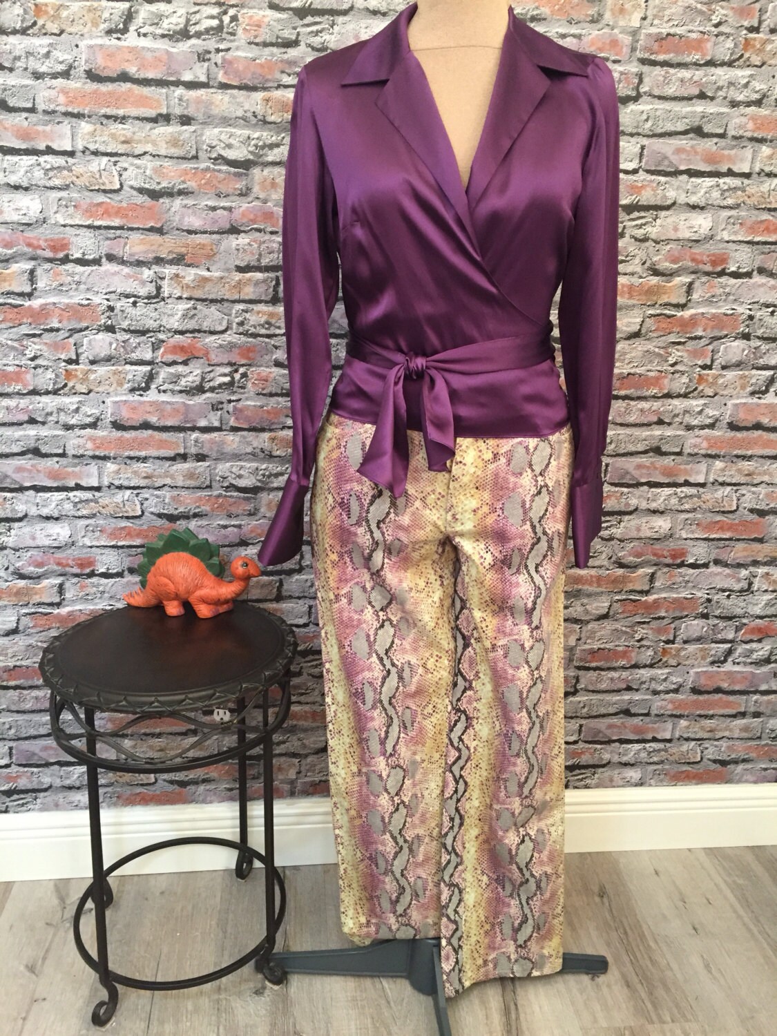 Vintage Emanuel Ungaro Lavendel Python Print Strukturierte Jeans Mit Original Tags Größe 31 Vintage Emanuel Ungaro Lavendel Python Print Strukturierte Jeans Mit Original Tags Größe 31 von ScrumpdiddlyDesigns