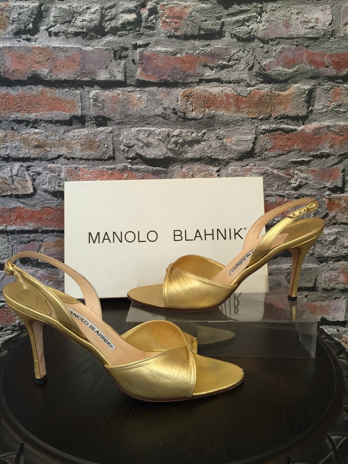 Vintage Manolo Blahnik Metallic Gold Sling Back Sandale 3 "Absatz Größe 37 Vintage Manolo Blahnik Metallic Gold Sling Back Sandale 3 "Absatz Größe 37 von ScrumpdiddlyDesigns