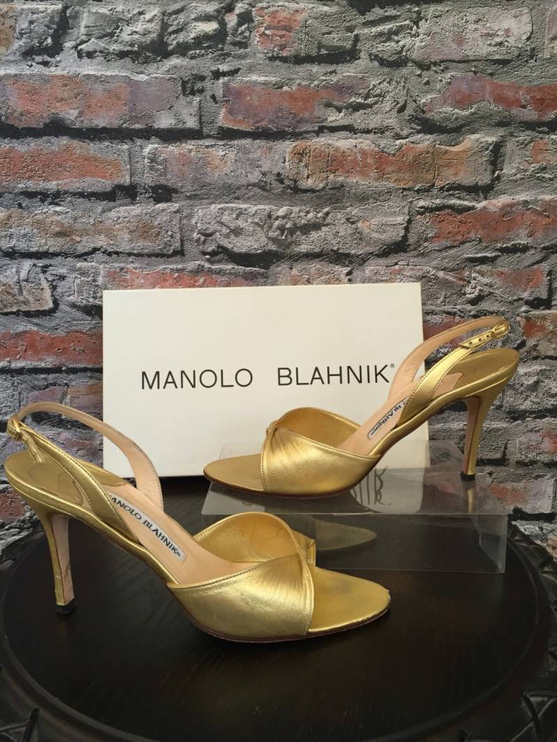 Vintage Manolo Blahnik Metallic Gold Sling Back Sandale 3 "Absatz Größe 37 Vintage Manolo Blahnik Metallic Gold Sling Back Sandale 3 "Absatz Größe 37 von ScrumpdiddlyDesigns