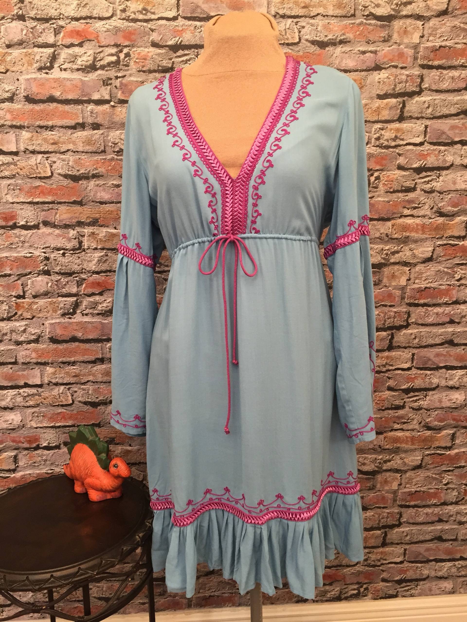 Vintage Rayon Boho Festival Bestickte Lange Ärmel Leichtes Kleid Größe Medium/Large Vintage Rayon Boho Festival Bestickte Lange Ärmel Leichtes Kleid Größe Medium/Large von ScrumpdiddlyDesigns