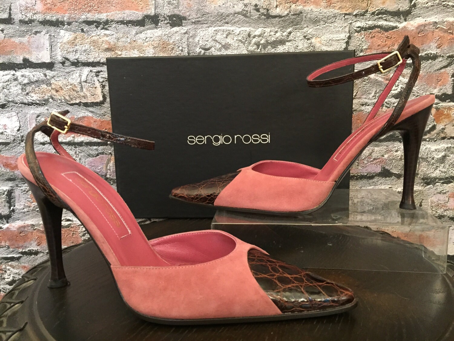 Vintage Sergio Rossi Rosa Wildleder Und Braune Kroko Knöchel Riemen Schuh Größe 37, 5 Vintage Sergio Rossi Rosa Wildleder Und Braune Kroko Knöchel Riemen Schuh Größe 37, 5 von ScrumpdiddlyDesigns