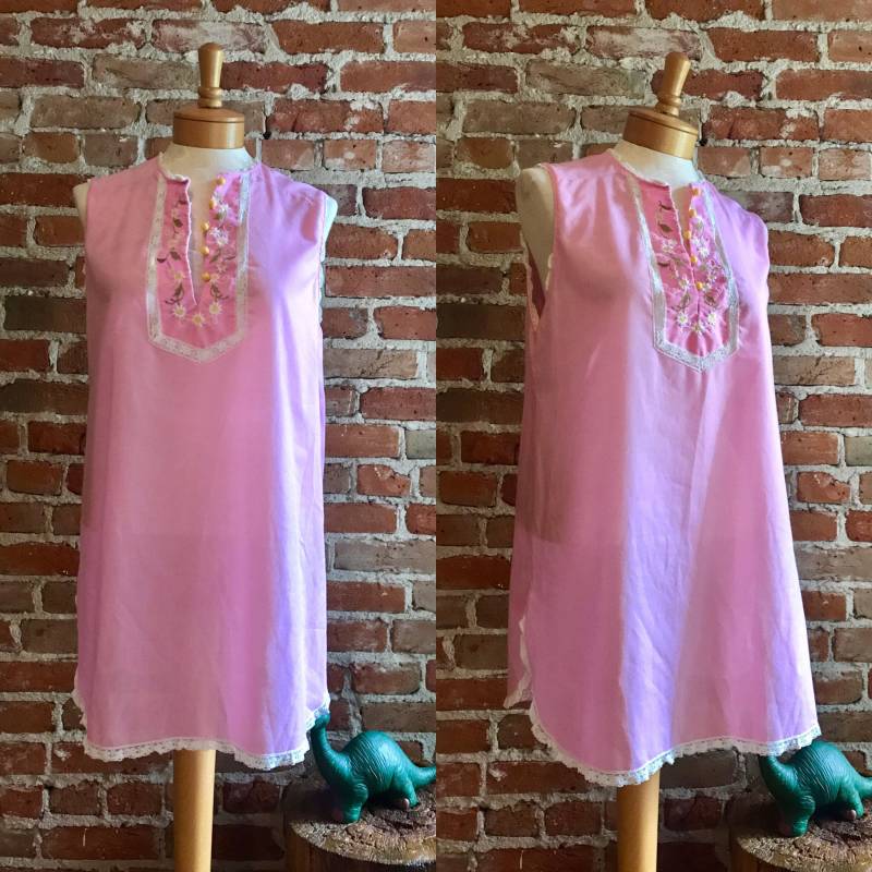 Vintage Spitze Bestickt Daisy Nachthemd, Frauen Boho Größe Medium von ScrumpdiddlyDesigns