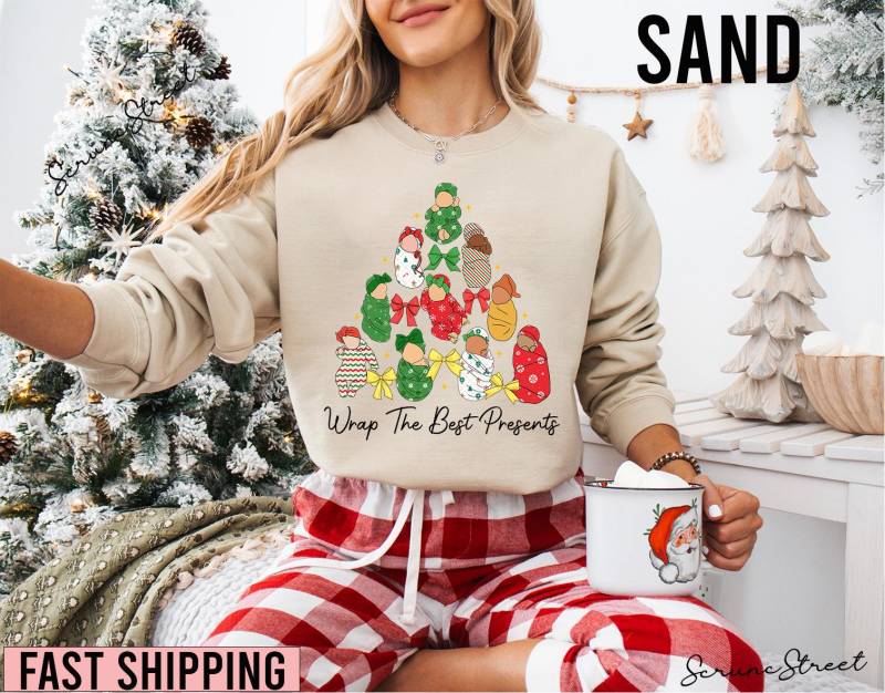 Arbeit Und Lieferung Krankenschwester Weihnachten Sweatshirt, Wickeln Wir Die Besten Geschenke Shirt, Liefern L & D Shirt von ScruncStreet