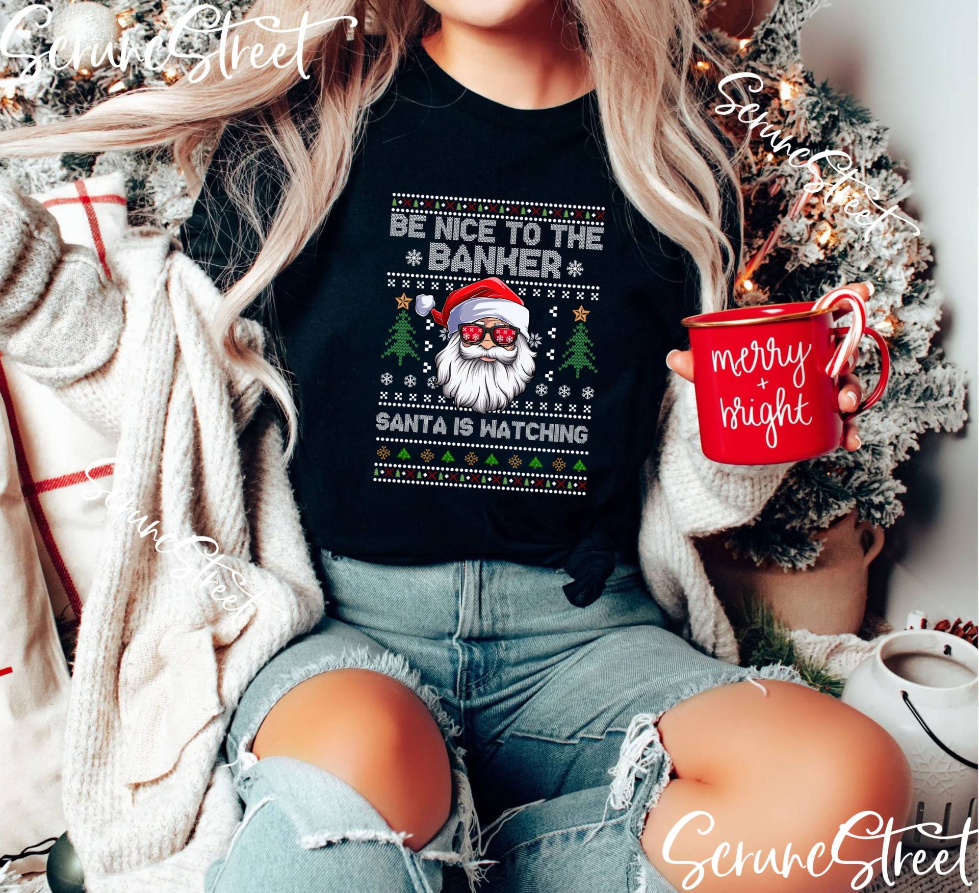 Be Nice To The Banker Santa Is Watching Christmas Shirt, T-Shirt, Geschenke, Weihnachtsgeschenke Für Banker, Geschenkideen von ScruncStreet
