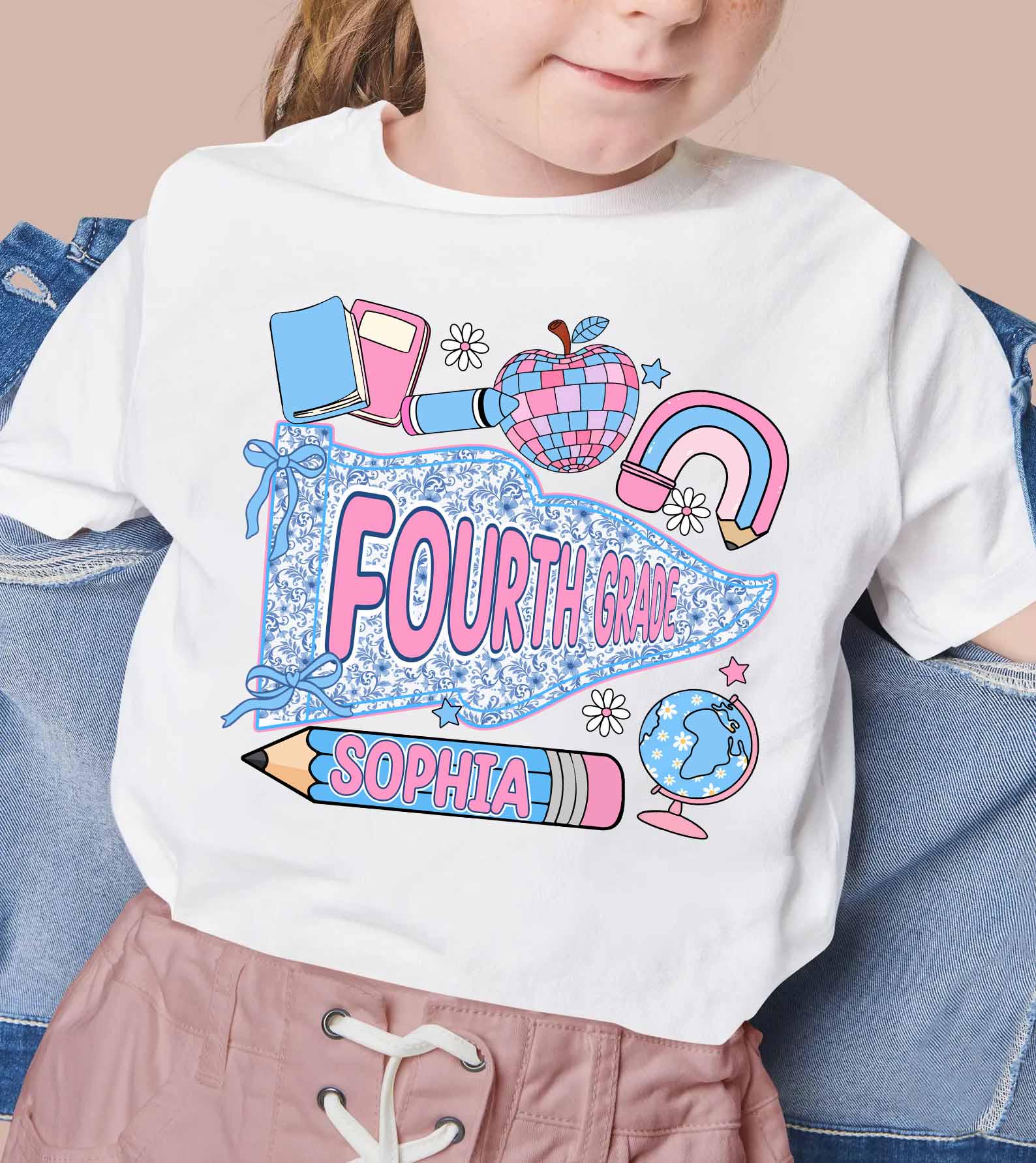 Benutzerdefinierte Kinder Name 4. Klasse Zurück Zu Schul Shirt, Benutzerdefinierter Flaggen Kokette Mädchen Erster Tag Des Shirts, Hallo Erste von ScruncStreet