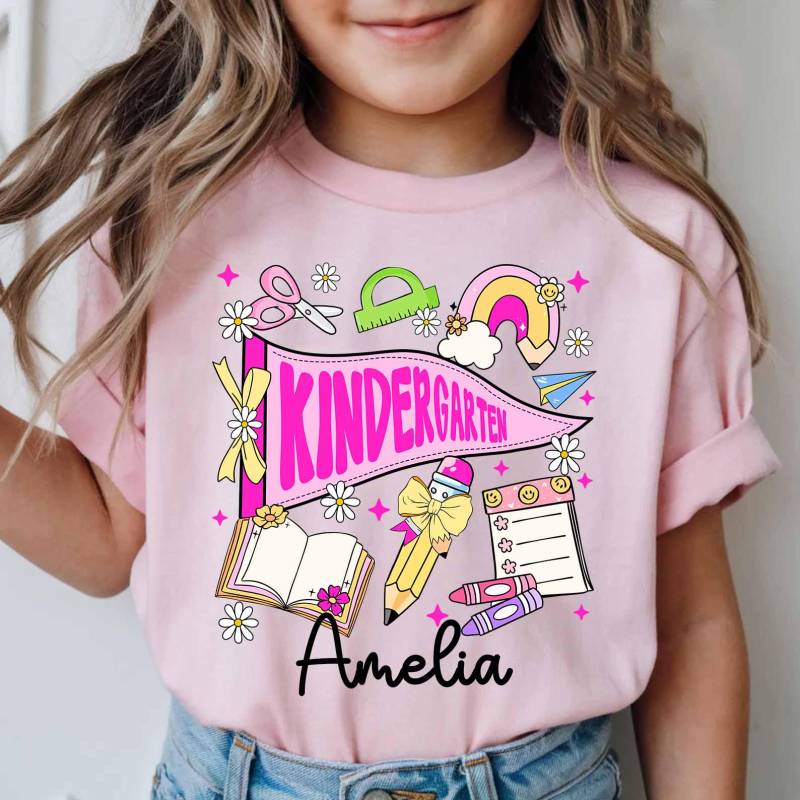 Benutzerdefinierte Kinder Name Kindergarten Zurück Zu Schult-Shirt, Benutzerdefinierter Flaggen-Shirt, Kokette Mädchen Erster Tag Des Kindergartens von ScruncStreet