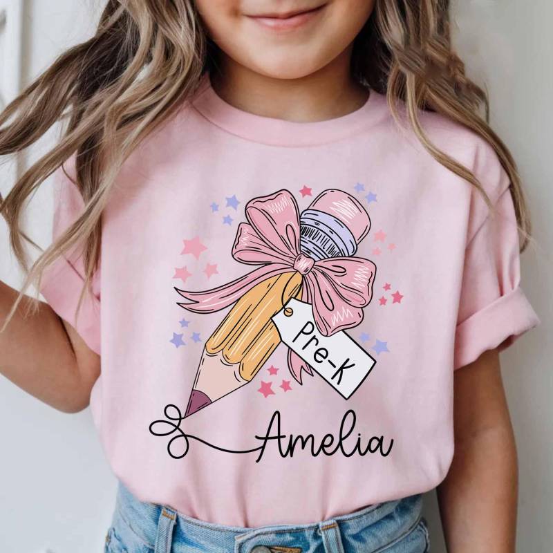 Benutzerdefinierte Kinder Name Zurück in Der Schule Shirt, Kokette Bogen Bleistift Erster Tag Vorschule Kindergarten Outfit T-Shirt von ScruncStreet