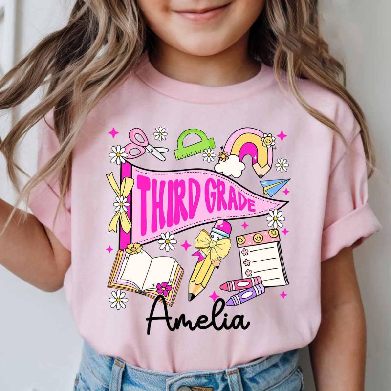 Benutzerdefinierte Kindername 3.klasse Zurück Zu Schulshirt, Benutzerdefinierter Name Flaggen-Shirt, Kokette Mädchen Erster Tag Des 3.grad-Shirts von ScruncStreet