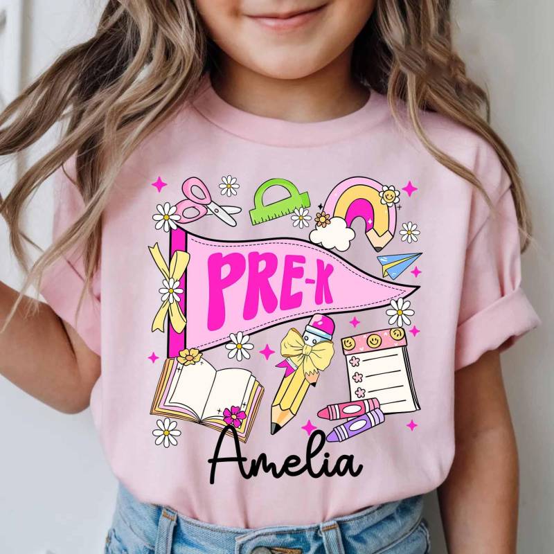 Benutzerdefinierte Kindername Pre-K Back To School Shirt, Benutzerdefinierter Name Flaggen-Shirt, Kokette Mädchen Erster Tag Des Pre-K-Shirts, Squad von ScruncStreet