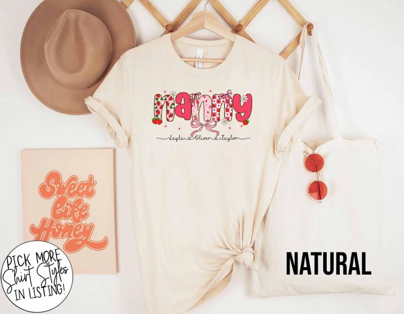 Benutzerdefinierte Nanny Muttertag Shirt Mit Kinder Namen, Kokette Bogen Shirt, Erdbeer Neue Est 2025 von ScruncStreet