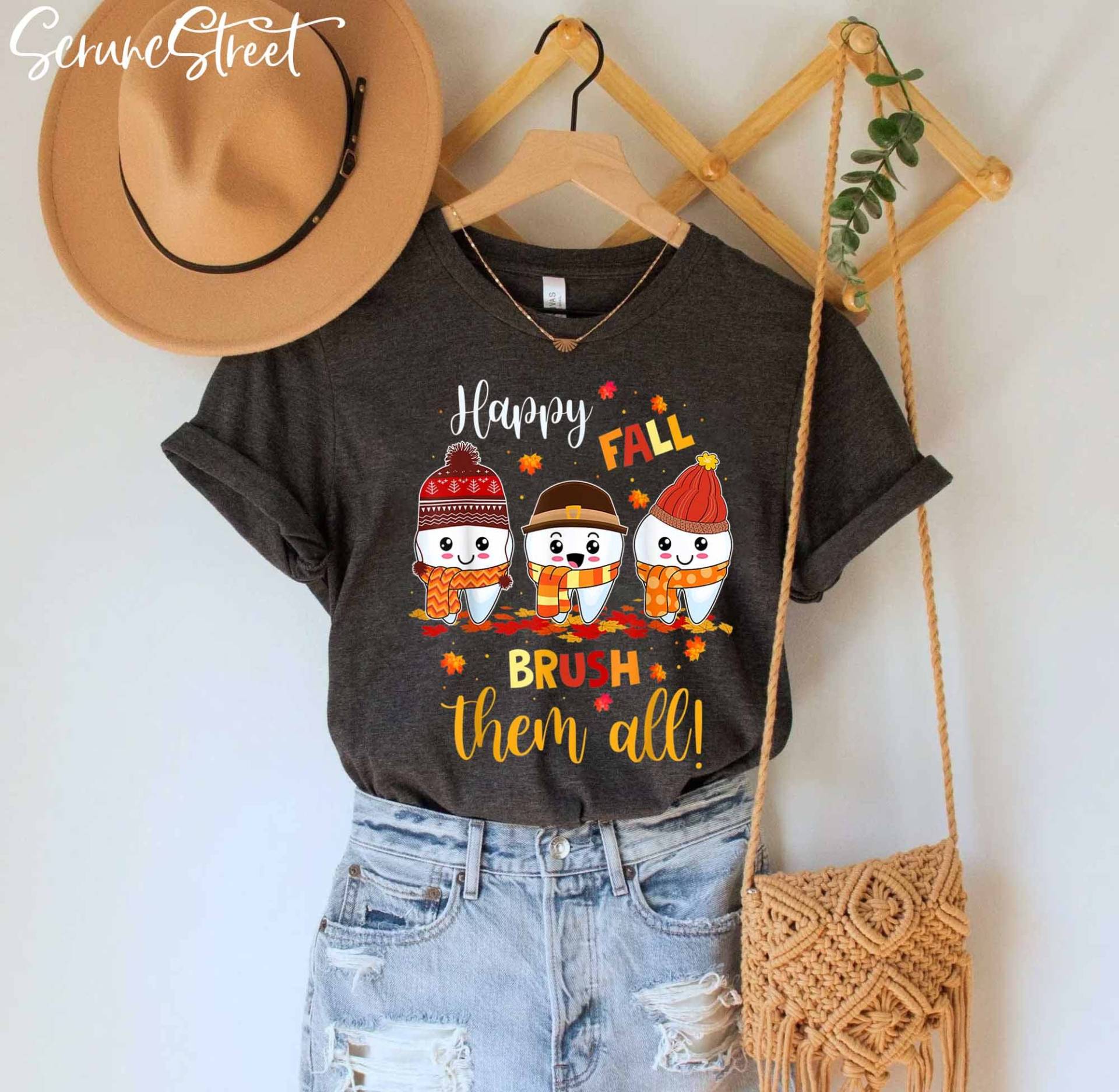 Dental Thanksgiving T-Sirt, Zahnarzt Herbst Shirt, Happy Fall Brush The All Geschenke Für Zahnarzthelferin Hygieniker von ScruncStreet