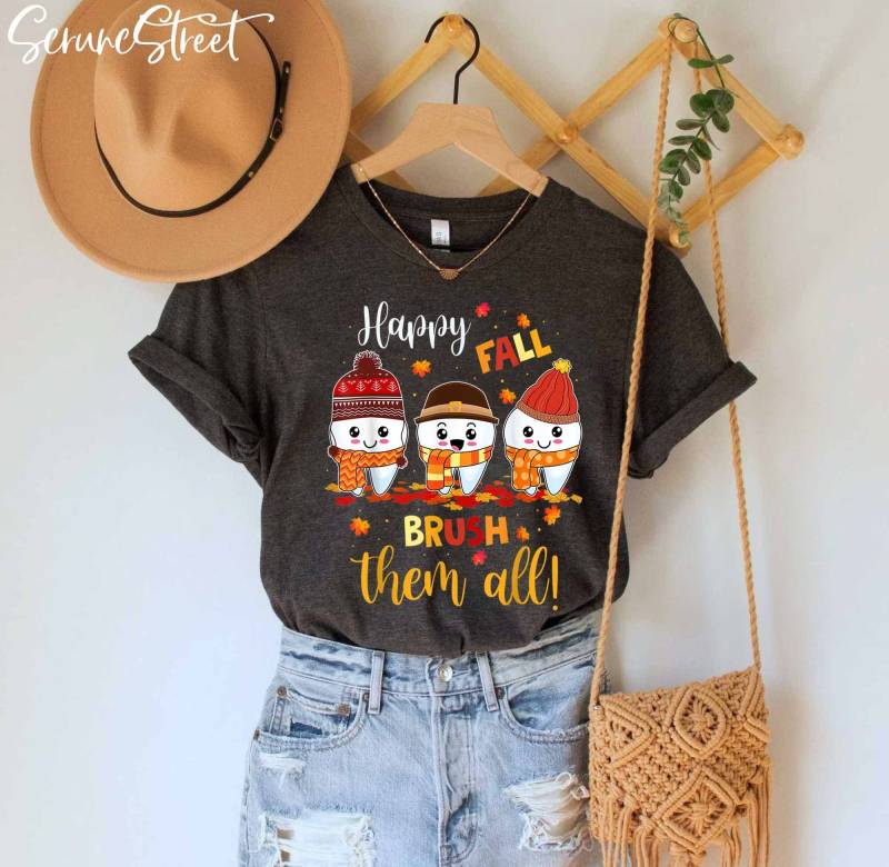 Dental Thanksgiving T-Sirt, Zahnarzt Herbst Shirt, Happy Fall Brush The All Geschenke Für Zahnarzthelferin Hygieniker von ScruncStreet